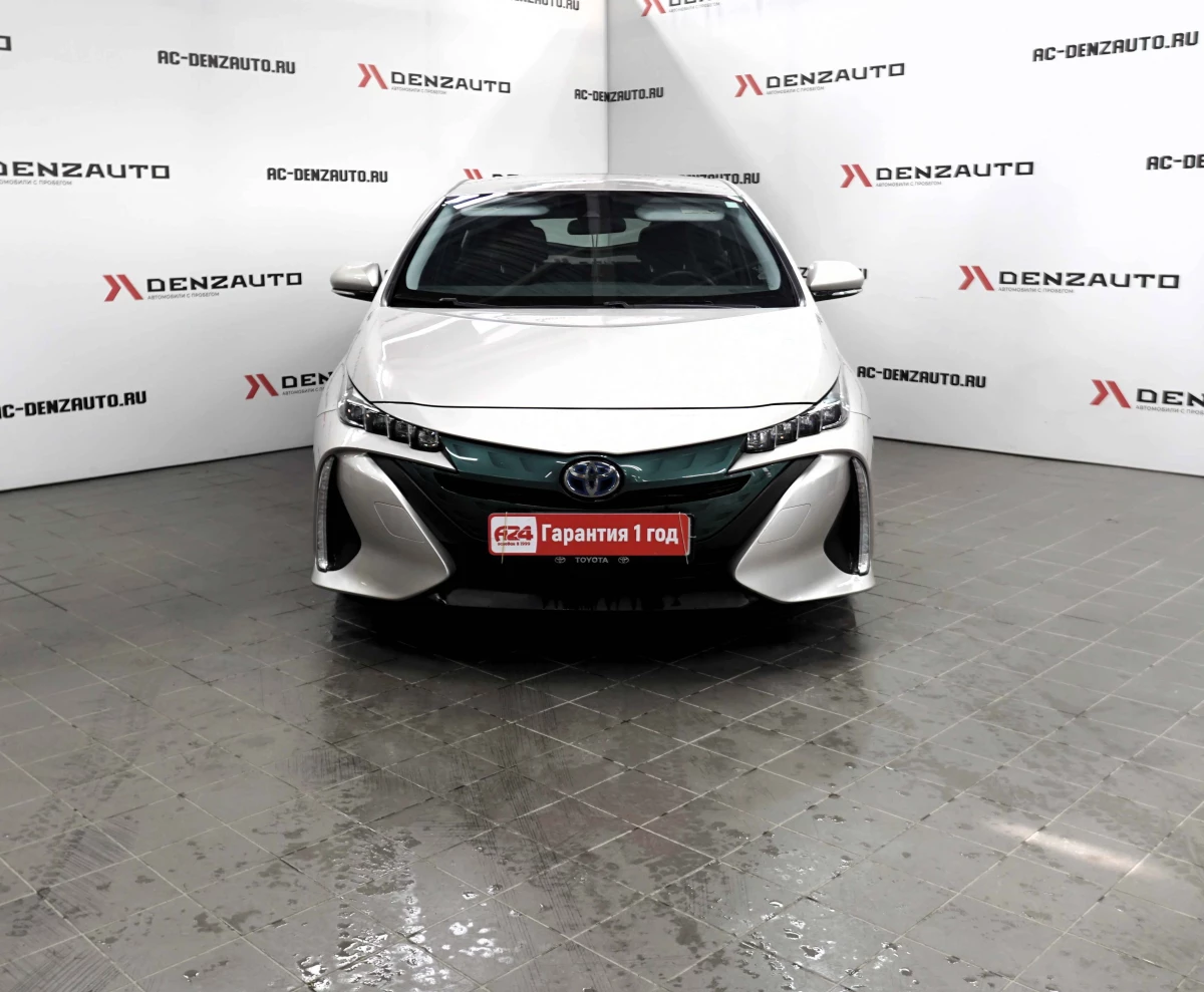 Купить Toyota Prius 2018 г.в. 65000 Автоматическая Гибрид/1800 см3 за  2499500 руб. скидка 0 руб. в Кредит от 8.9% годовых.